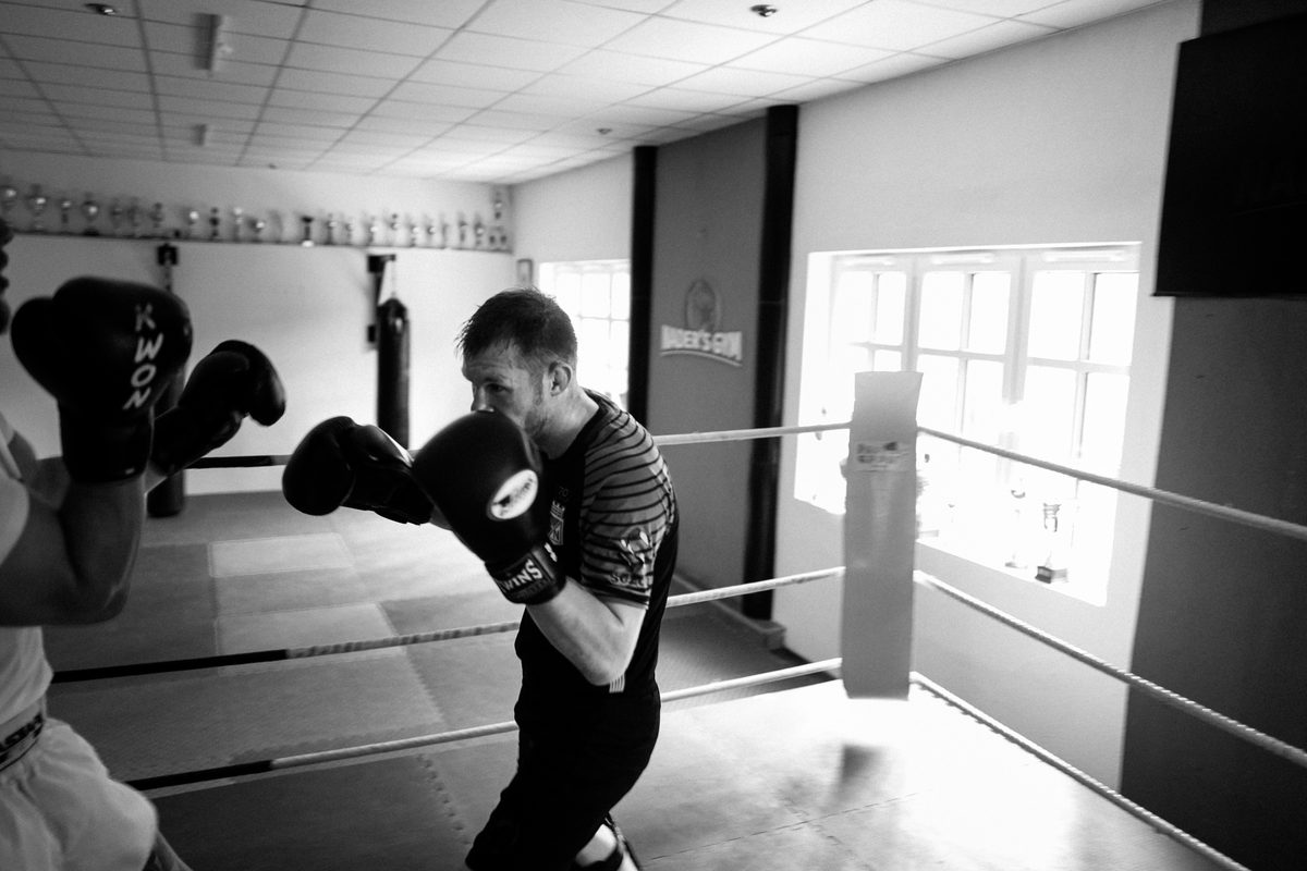 Kickbox-Vorbereitung mit Marcel Stecker im Nader's Gym, Sportfotografie von Leon Farrenkopf