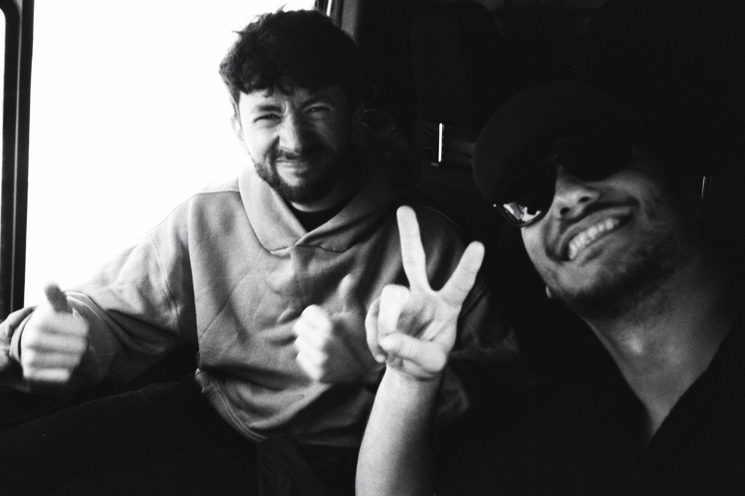Lukas Posny und Leon Farrenkopf hinter den Kulissen bei einer Produktion in Hamburg